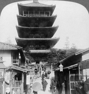 Die Westseite der fünfstöckigen Yasaka-Pagode, Kyoto, Japan, 1904 von Underwood and Underwood