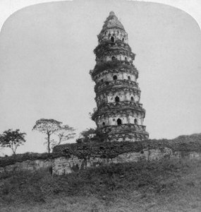 Tiger Hill Pagode, der Schiefe Turm von Soo-Chow Suzhou, China, 1900 von Underwood and Underwood