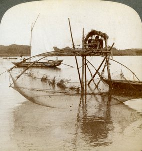 Arbeiter des Meeres, mit seinem kuriosen Fischernetz, Bucht von Matsushima, Japan, 1904 von Underwood and Underwood