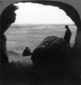 Ummauerte Stadt El Kab, gesehen von einer Tür eines Grabes in den Klippen, Ägypten von Underwood and Underwood