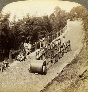 Frauen arbeiten an der Darjeeling-Straße, Indien von Underwood and Underwood