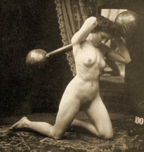 Weiblicher Akt, der mit einer Globus-Hantel trainiert, ca. 1900