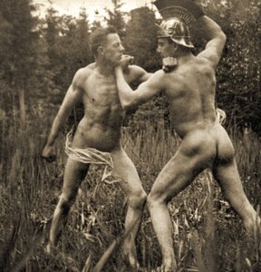 Kampfpose mit einem römischen Helm, ca. 1910