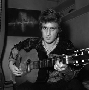 Der französische Sänger Christophe (Daniel Bevilacqua) malt eine Leinwand zu Hause, 18. November 1969 von Unknown