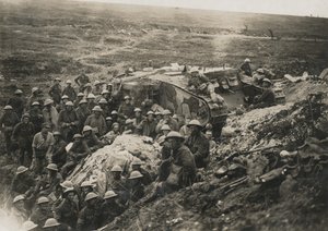Offizielles Foto an der Westfront, 1641. Einer unserer Panzer bei Flers, 1916 von Unknown