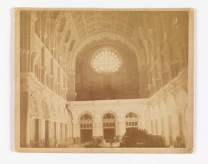 Ansicht des Innenraums der Kirche St. John the Baptist, Brooklyn, Blick nach Westen zum Rosettenfenster von Unknown