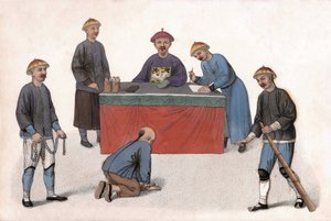 Ein Angeklagter vor einem Richter wurde von einem Schreiber, einem Sekretär und Wachen unterstützt. in „Die Bestrafung der Chinesen“, London