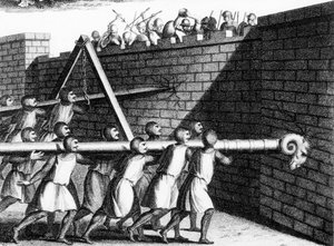 Angriff auf Mauern mit Rammböcken. Der an Ketten montierte konnte mehr Schwung bekommen als der auf Schultern getragene. (Gravur um 1800)