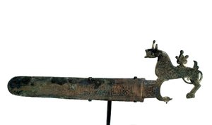 Bronzesäge mit dekorierter Klinge. Tierförmiger Griff