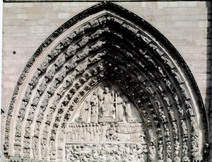 Gotische Kunst: Detail des zentralen Portals der Kathedrale Notre Dame de Paris