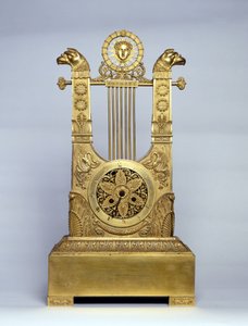 Harfenförmige Kaminuhr.