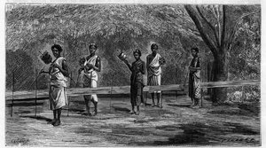 Das Weben in Indien: Vorbereitung der Kettfäden (Vorgang des Schärens). Gravur von 1883. In „La Nature. Revue der Wissenschaften und ihrer Anwendungen in Kunst und Industrie.“