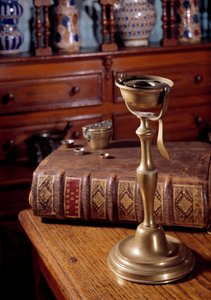 Öllampe, Gewicht und Buch eines Apothekers
