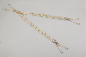 Hosenträger, ca. 1880, bestickter weißer Satin, Leder, Silber, Hersteller unbekannt von Unknown artist