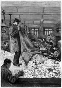 Die großen Tische der Briefe in den Sortierzentren des Hôtel des Postes in der Rue du Louvre in Paris. Gravur im Journal „La jeunesse“ von Unknown artist