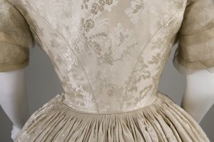 Hochzeitskleid (Rückendetailansicht der Taille) von Unknown artist