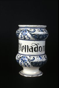 Apothekentopf aus dem 16. Jahrhundert mit Belladonna, giftiges Kraut, das in der Pharmazie verwendet wird. Museum für Wissenschaft und Technologie, Mailand