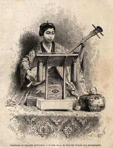 Eine Sängerin nationaler Legenden, spielt Shamisen zur Begleitung ihres Liedes, sitzt hinter ihrem Schreibtisch. Gravur zur Illustration der Reise nach Japan, 1863-1864, von Aime Humbert, Minister der Schweizerischen Eidgenossenschaft, in „Le tour du monde von Unknown artist