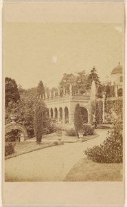 Alton Gardens - Piazza und Brunnen von Unknown artist