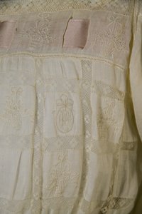 Bertha Palmers Nachthemd, ca. 1880 (Detailansicht)