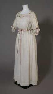 Bertha Palmers Nachthemd, ca. 1880 (vordere schräge Ansicht)
