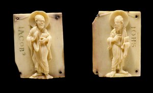 Geschnitzte Elfenbeinplatten, die die Apostel St. Johannes und St. Jakobus darstellen. 12. Jahrhundert von Unknown artist