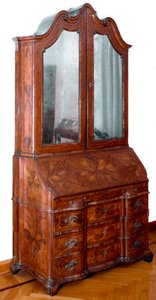 Möbel: Trumeau aus Rosenholz. Ca. 1735. Maße 257x130x61 cm. Private Sammlung