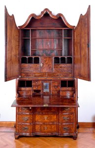 Möbel: Trumeau aus Rosenholz. Ca. 1735. Maße: 257x130x61 cm. Private Sammlung