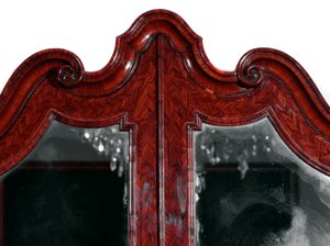 Möbel: Trumeau aus Rosenholz. Detail des oberen Teils. Ca. 1735. Privatbesitz