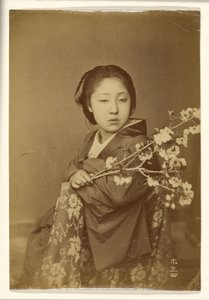 Japanische Frau hält blühenden Prunuszweig von Unknown artist