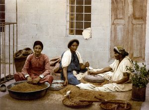 Bauern beim Formen von Weizen in Jerusalem. Fotochrom zwischen 1890-1900. von Unknown artist