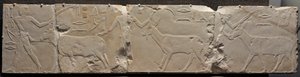 Relief von Männern, die Wüstentiere bringen von Unknown artist