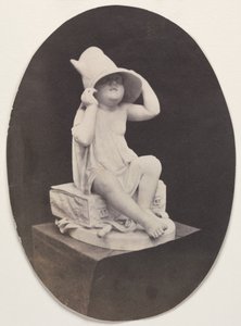 Statue eines Jugendlichen mit großem Hut (aus einem John R. Johnston Album)