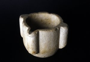 Steinmörser in der Pharmazie verwendet. 18. Jahrhundert. Museum für Wissenschaft und Technologie, Mailand