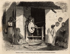 Der Kunsthandwerker Turner Kabyle in seiner Werkstatt stellt eine riesige Holzplatte her, die für alle Zwecke, häuslich und landwirtschaftlich, in Kabylien (Algerien) verwendet wird. Gravur zur Illustration des Ausflugs in die große Kabilie, zwischen dem M von Unknown artist