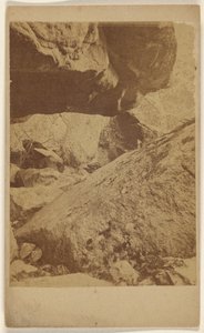 [Unidentifizierte Ansicht großer Felsen]