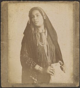 Junge Frau mit Schleier