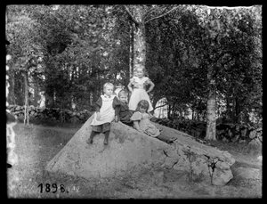 Vier Mädchen im Park des Niemenlautan-Herrenhauses