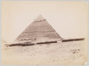 19. Husaren vor einer Pyramide in Gizeh, Ägypten, um 1882