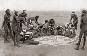 Eine totemische Zeremonie des Warramunga-Stammes, Australien von Unknown photographer