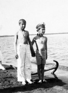 Alexei der Zarewitsch spielt am Strand von Livadia auf der Krim von Unknown photographer
