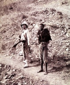 Ein italienischer Soldat und ein abessinischer Gefangener auf dem Weg nach Ghinda von Unknown photographer