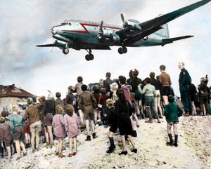 Berliner beobachten die Ankunft von Flugzeugen, die den Flughafen Berlin Tempelhof anfliegen