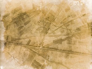 Britische Luftaufklärungsfotos, die die Positionen der Schützengräben an der Westfront während des Ersten Weltkriegs aufzeichnen
