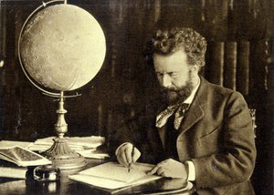 Camille Flammarion an ihrem Arbeitstisch von Unknown photographer
