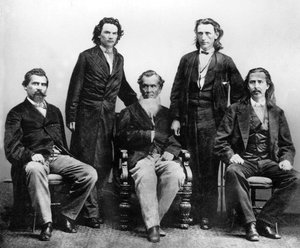 Cherokee-Indianer in Washington im Jahr 1866, um einen Vertrag mit den Vereinigten Staaten zu verhandeln, der am 19. Juli unterzeichnet wird. v.l.n.r. John Rollin Ridge, Saladin Watie, Richard Fields, Oberst Elias C. Boudinot, Oberst William P. Adair von Unknown photographer