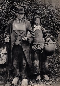 Paar bretonischer Bettler. Fotografie, späte 19. Jahrhundert, Paris. Sammlung Selva von Unknown photographer