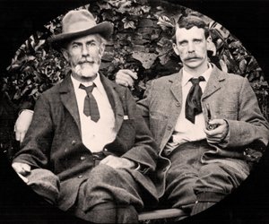 Edward Carpenter und sein Partner George Merrill, ca. 1900 (s/w Foto) von Unknown photographer