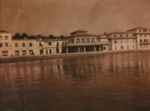 Fassaden einiger Gebäude am Wasser, auf der Insel Veliki Brijun, Brijuni-Inseln von Unknown photographer