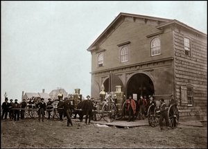 Feuerwehr posiert vor der Kaserne, Alexandria. Virginia, Vereinigte Staaten. 1863. Fotografie von Unknown photographer